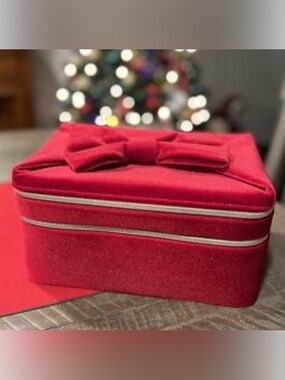 Estee Lauder Red Bow Cosmetic Case box collection 2024 holiday